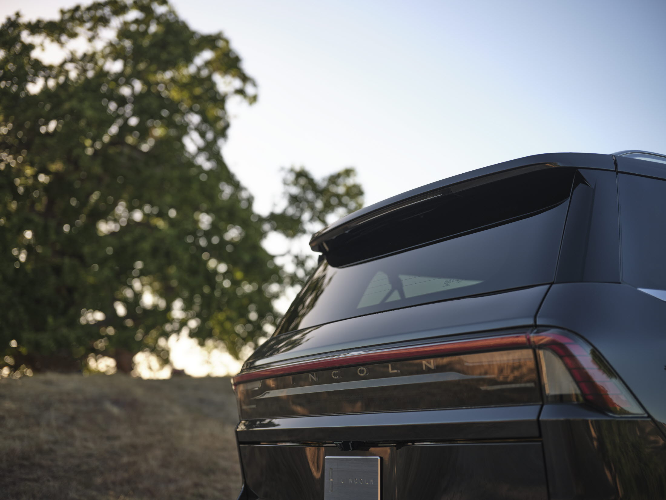 RE_2025 Lincoln Navigator Reserve_Starlight Gray_03.jpg