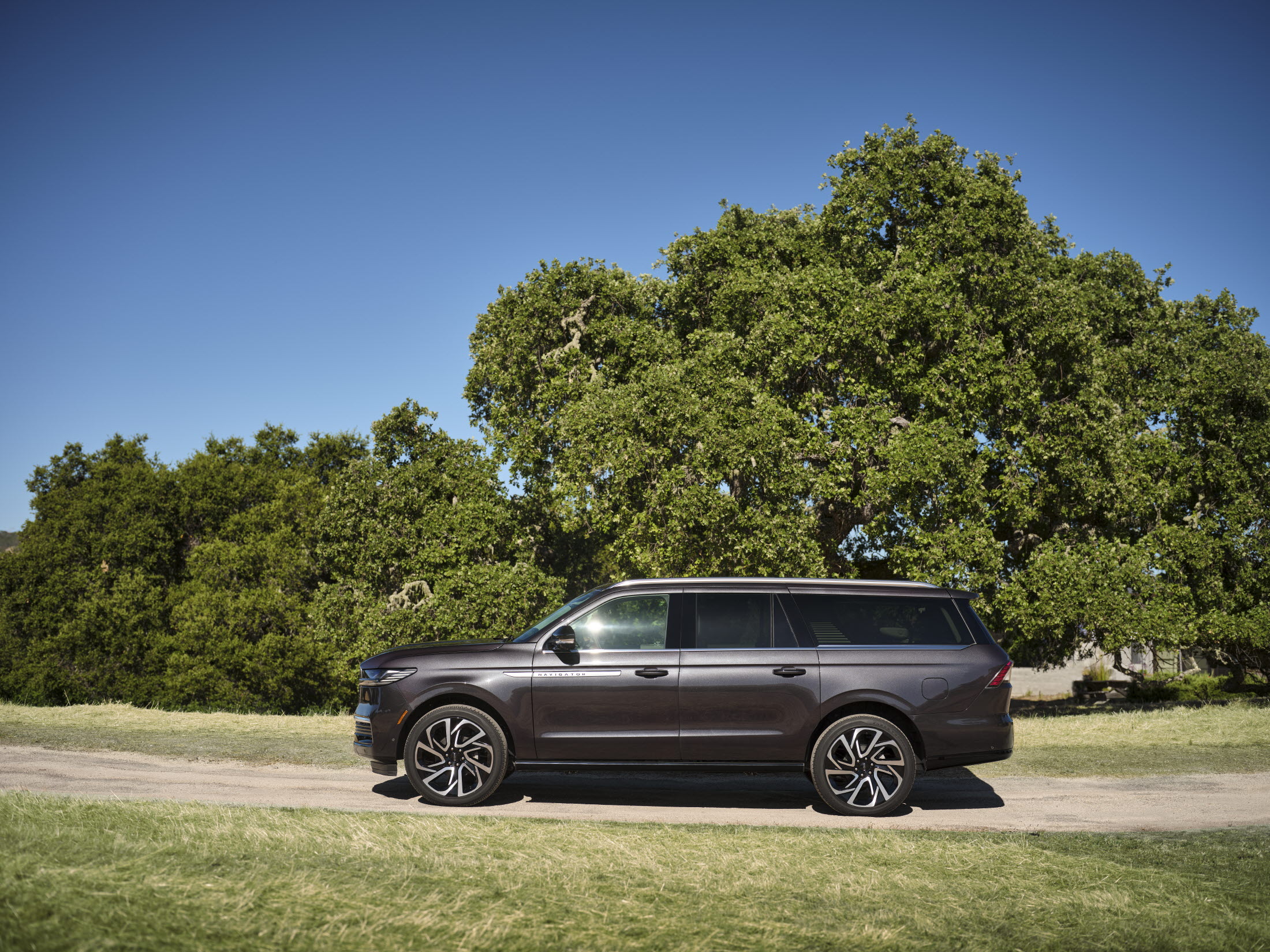 RE_2025 Lincoln Navigator Reserve_Starlight Gray_01.jpg