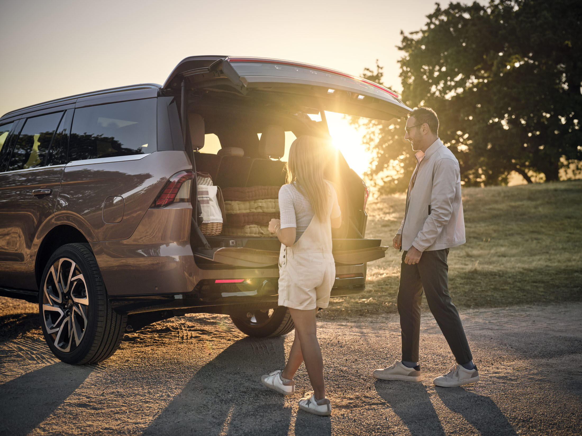 RE_2025 Lincoln Navigator Black Label_Sunrise Copper_Lincoln Split Gate_01.jpg