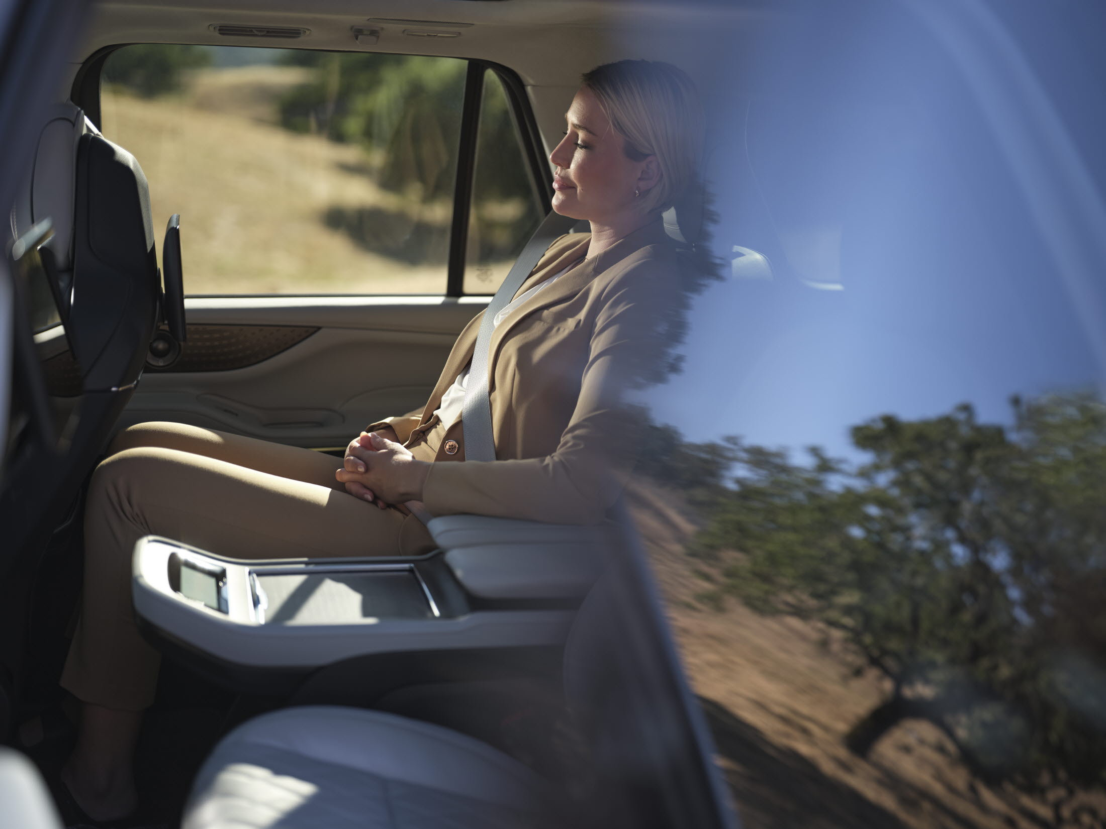 RE_2025 Lincoln Navigator L Black Label_Atmospheric_12.jpg