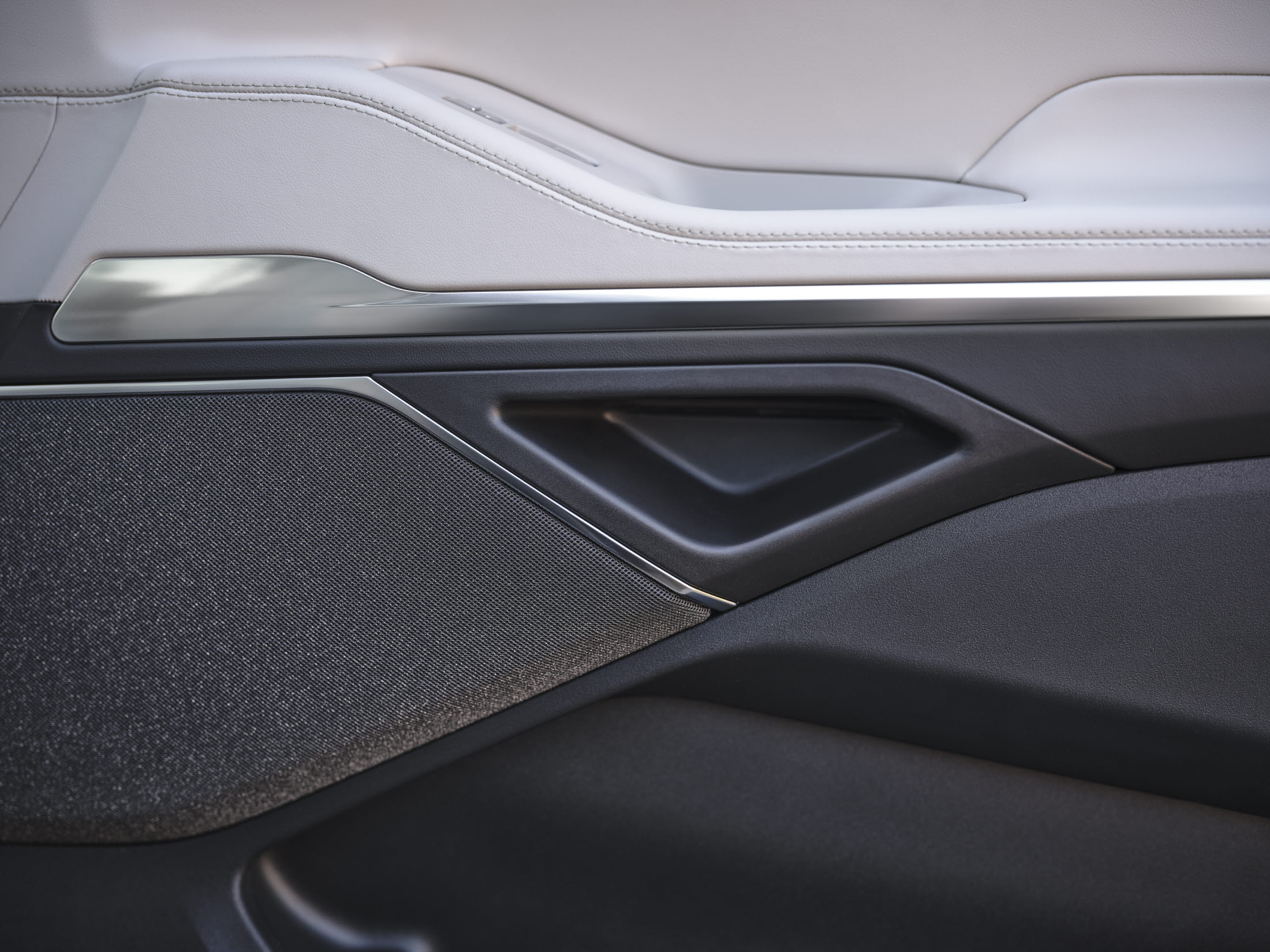 RE_2025 Lincoln Navigator Reserve_Starlight Gray_06.jpg